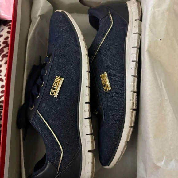 GUESS Red Box - Picture 3 of 4